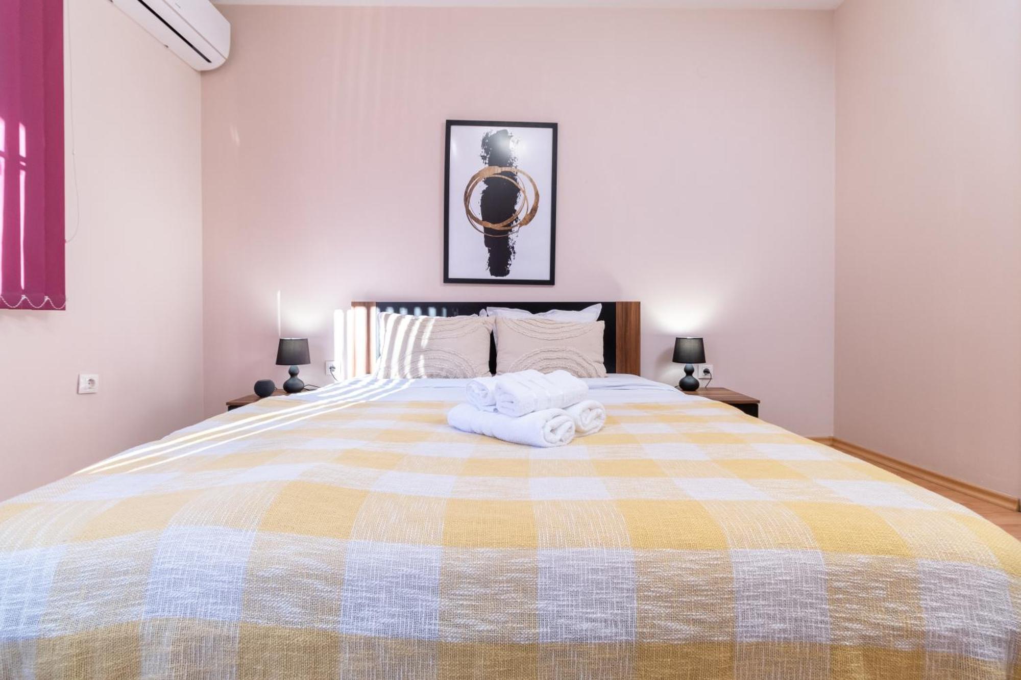 Comfortable 2Br Urban Getaway In City Center Plovdiv Exterior photo